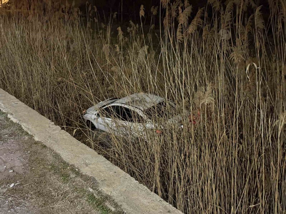 Ölümün Kıyısından Döndüler.. Kontrolden Çıkan Araç Kanala Savruldu!
