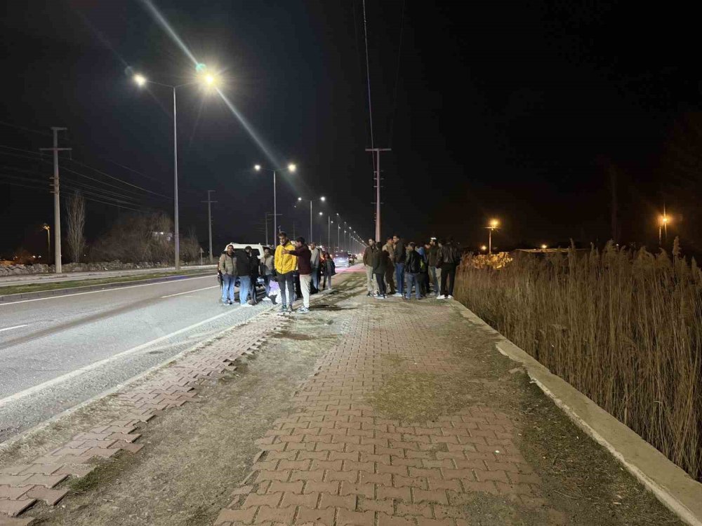 Ölümün Kıyısından Döndüler.. Kontrolden Çıkan Araç Kanala Savruldu!