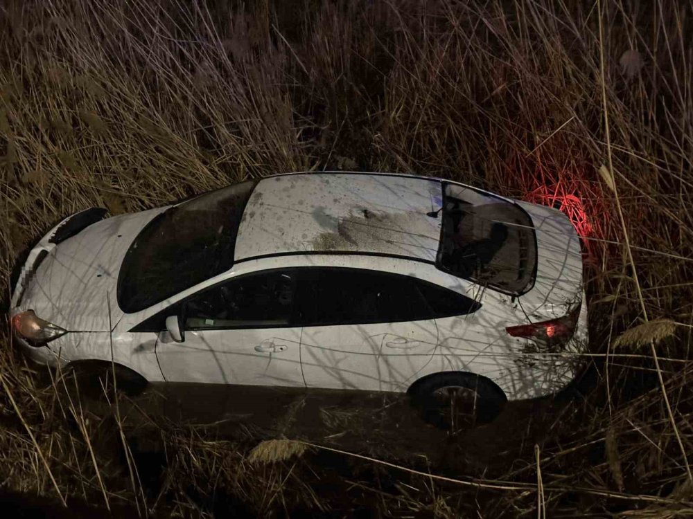 Ölümün Kıyısından Döndüler.. Kontrolden Çıkan Araç Kanala Savruldu!