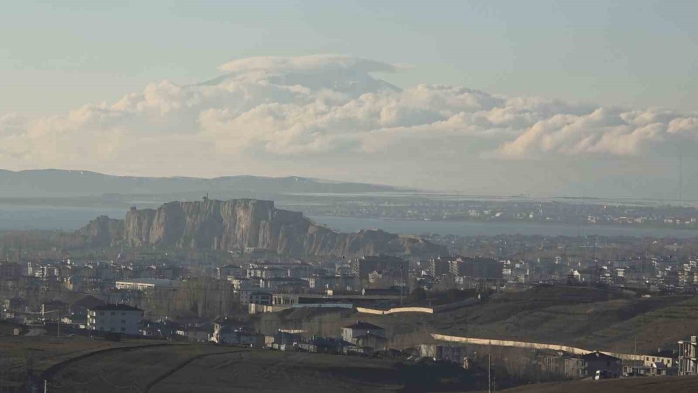 Süphan Dağı Zirvesindeki Bulut Denizi Mest Etti