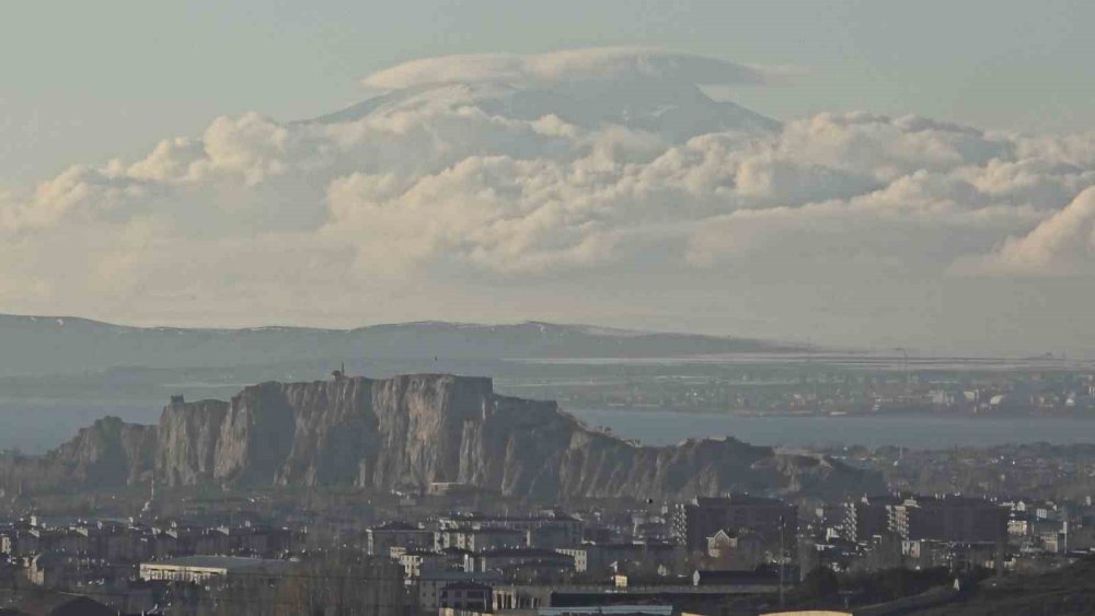Süphan Dağı Zirvesindeki Bulut Denizi Mest Etti