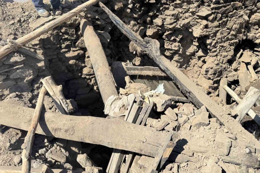 Van Çatak’ta Ahır Çöktü: 50 Kuzu Göçük Altında Kaldı