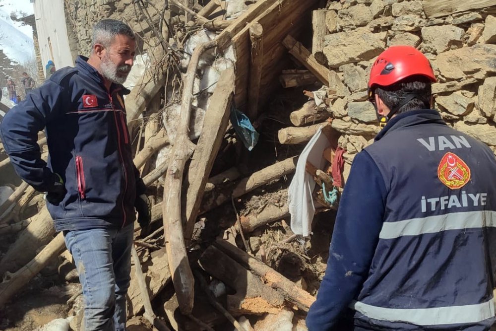 Van Çatak’ta Ahır Çöktü: 50 Kuzu Göçük Altında Kaldı