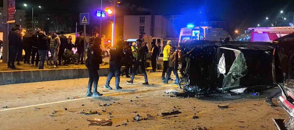 Erzurum’da Feci Kaza.. Kavşak Adeta Savaş Alanına Döndü!