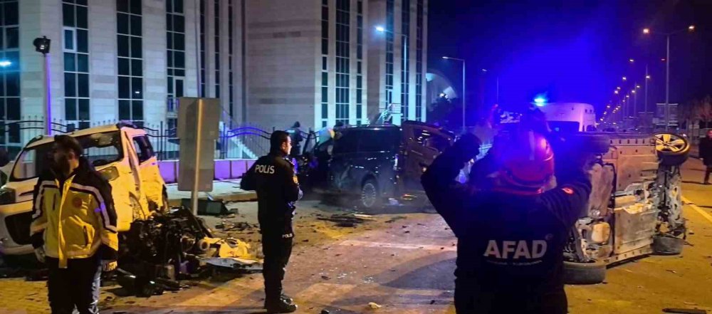 Erzurum’da Feci Kaza.. Kavşak Adeta Savaş Alanına Döndü!