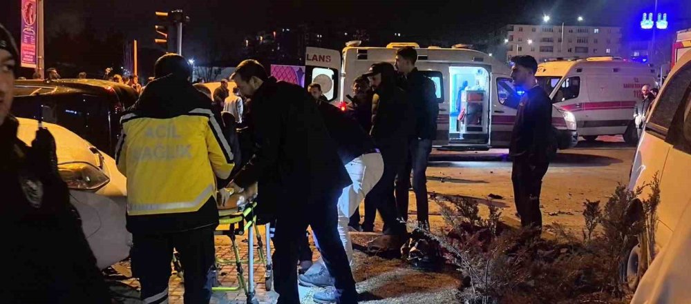 Erzurum’da Feci Kaza.. Kavşak Adeta Savaş Alanına Döndü!