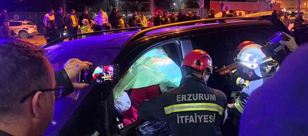 Erzurum’da Feci Kaza.. Kavşak Adeta Savaş Alanına Döndü!