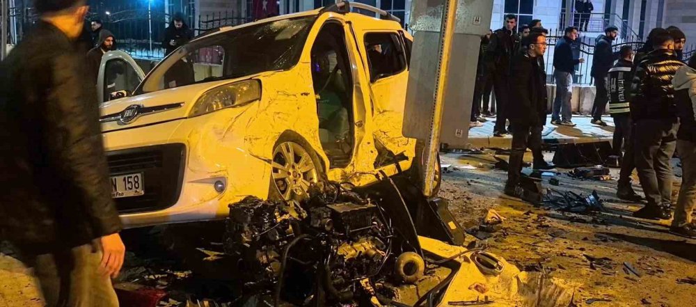 Erzurum’da Feci Kaza.. Kavşak Adeta Savaş Alanına Döndü!