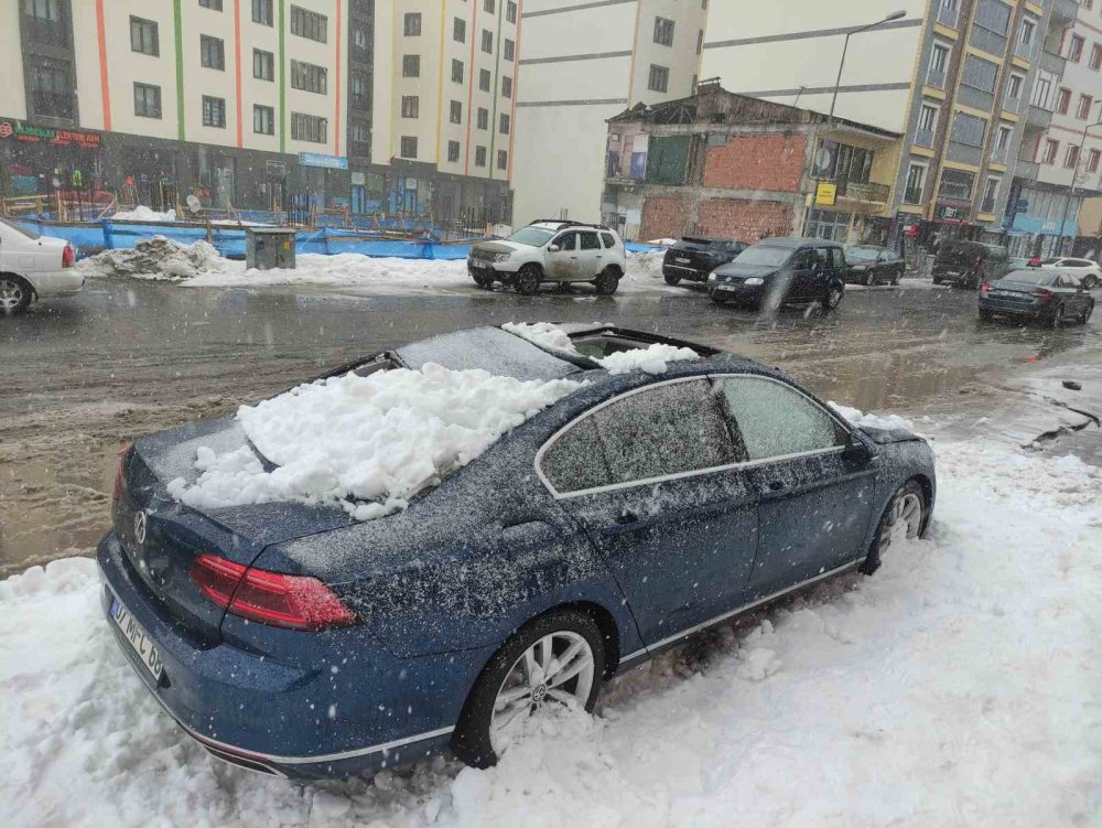 Üzerine Çatıdan Kar Kütlesi Düşen Otomobil Kullanılamaz Hale Geldi