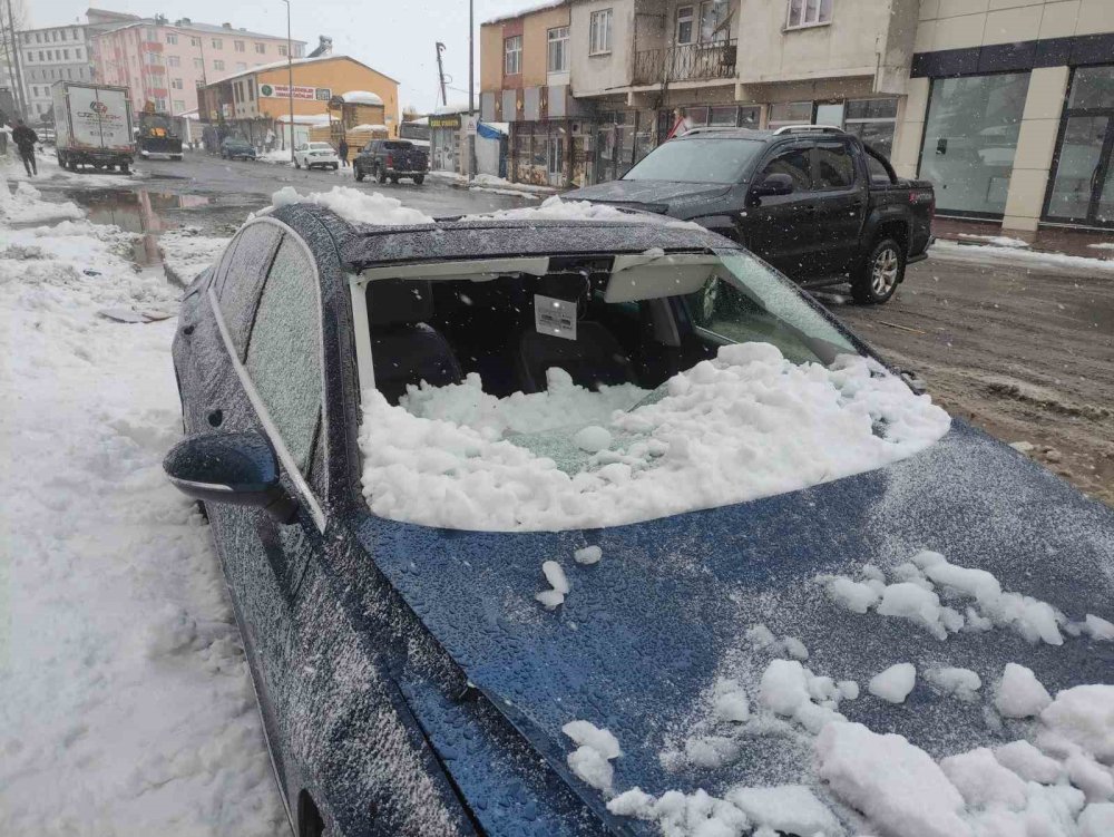Üzerine Çatıdan Kar Kütlesi Düşen Otomobil Kullanılamaz Hale Geldi