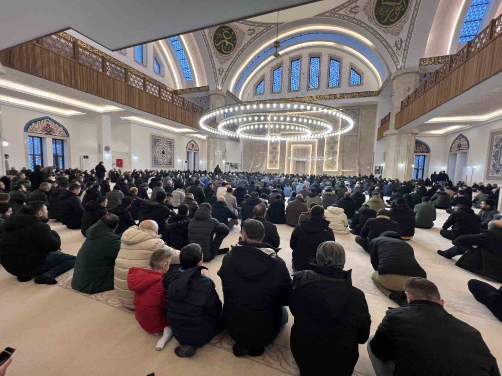 Kars’ta Bayram Sabahı.. Camiler Doldu, Dayanışma Mesajları Öne Çıktı!