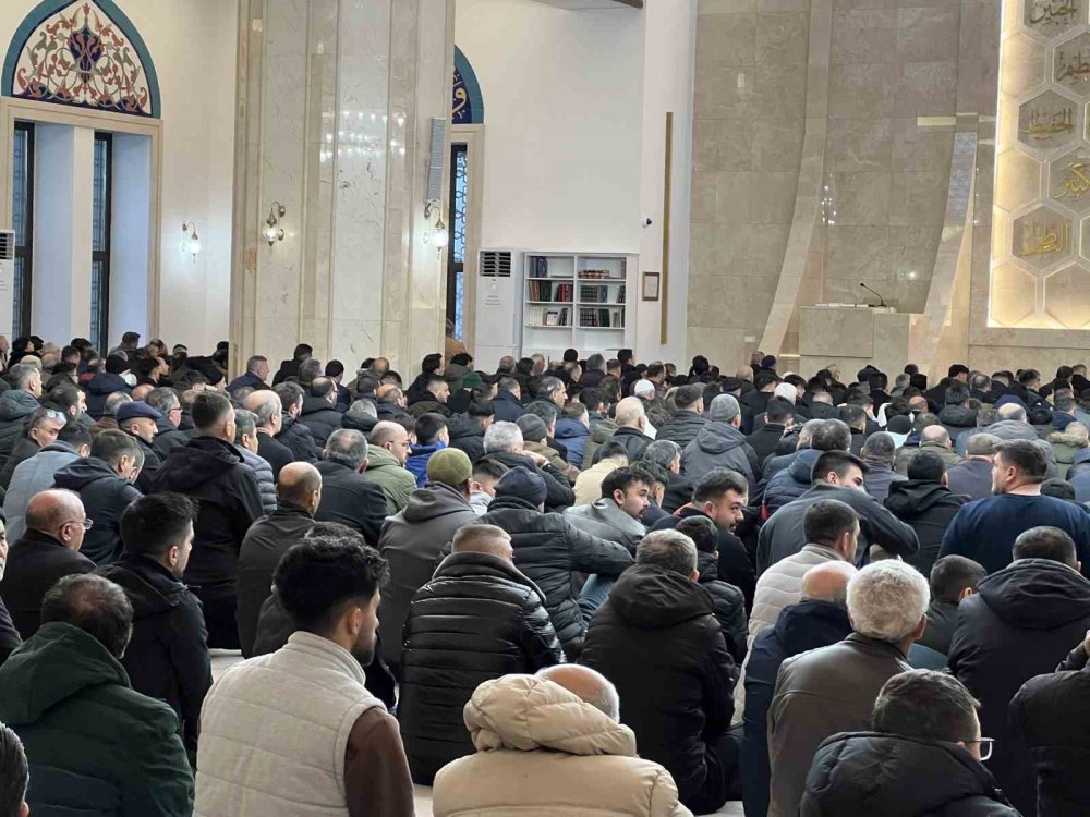 Kars’ta Bayram Sabahı.. Camiler Doldu, Dayanışma Mesajları Öne Çıktı!