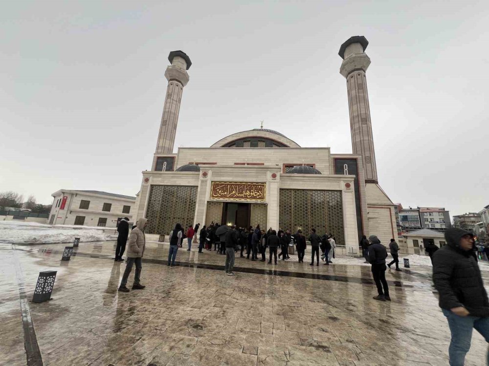 Kars’ta Bayram Sabahı.. Camiler Doldu, Dayanışma Mesajları Öne Çıktı!