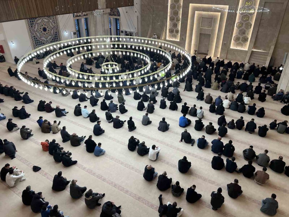 Kars’ta Bayram Sabahı.. Camiler Doldu, Dayanışma Mesajları Öne Çıktı!