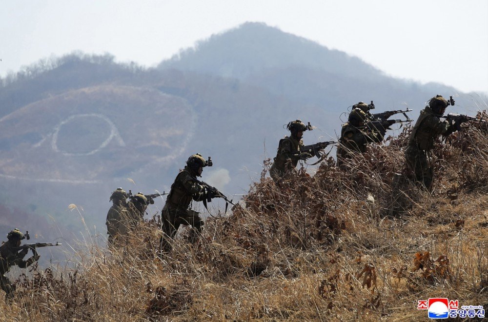 Kuzey Kore’de Tank Birliklerinin Katılımıyla Taktik Saldırı Tatbikatı