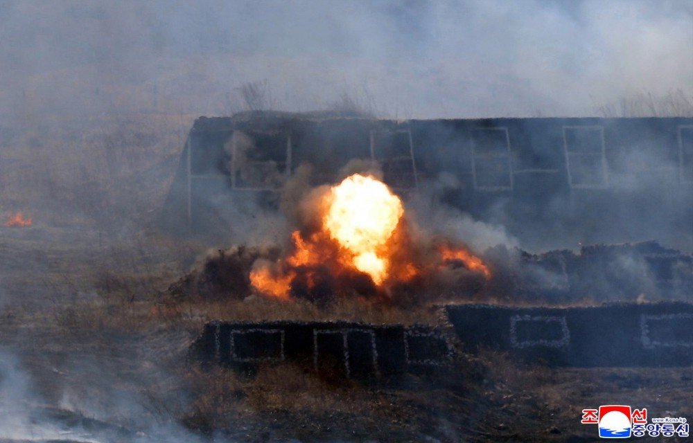 Kuzey Kore’de Tank Birliklerinin Katılımıyla Taktik Saldırı Tatbikatı