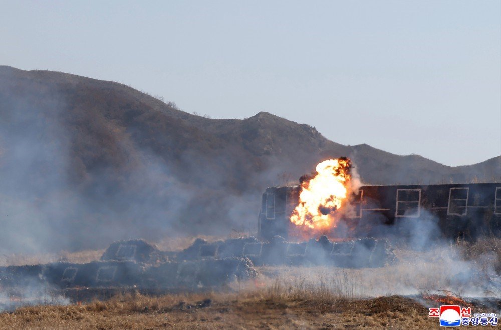 Kuzey Kore’de Tank Birliklerinin Katılımıyla Taktik Saldırı Tatbikatı