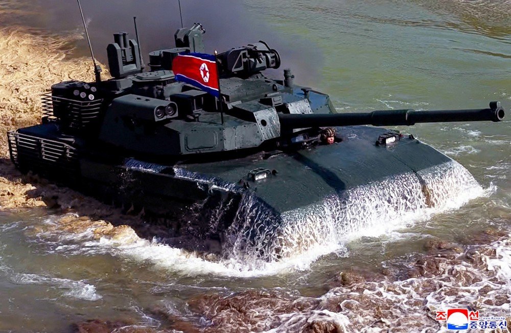 Kuzey Kore’de Tank Birliklerinin Katılımıyla Taktik Saldırı Tatbikatı