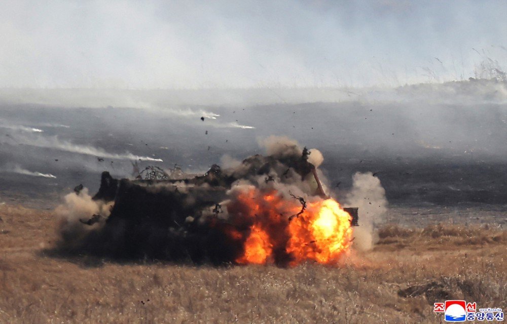 Kuzey Kore’de Tank Birliklerinin Katılımıyla Taktik Saldırı Tatbikatı