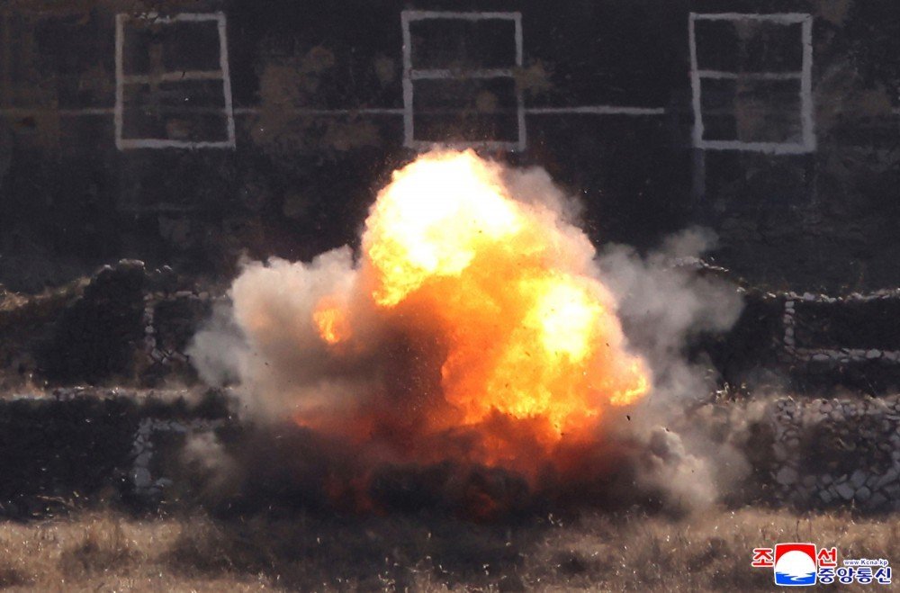 Kuzey Kore’de Tank Birliklerinin Katılımıyla Taktik Saldırı Tatbikatı
