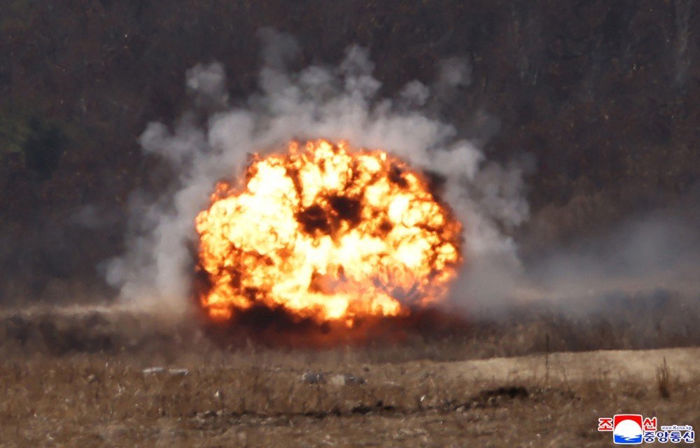Kuzey Kore’de Tank Birliklerinin Katılımıyla Taktik Saldırı Tatbikatı