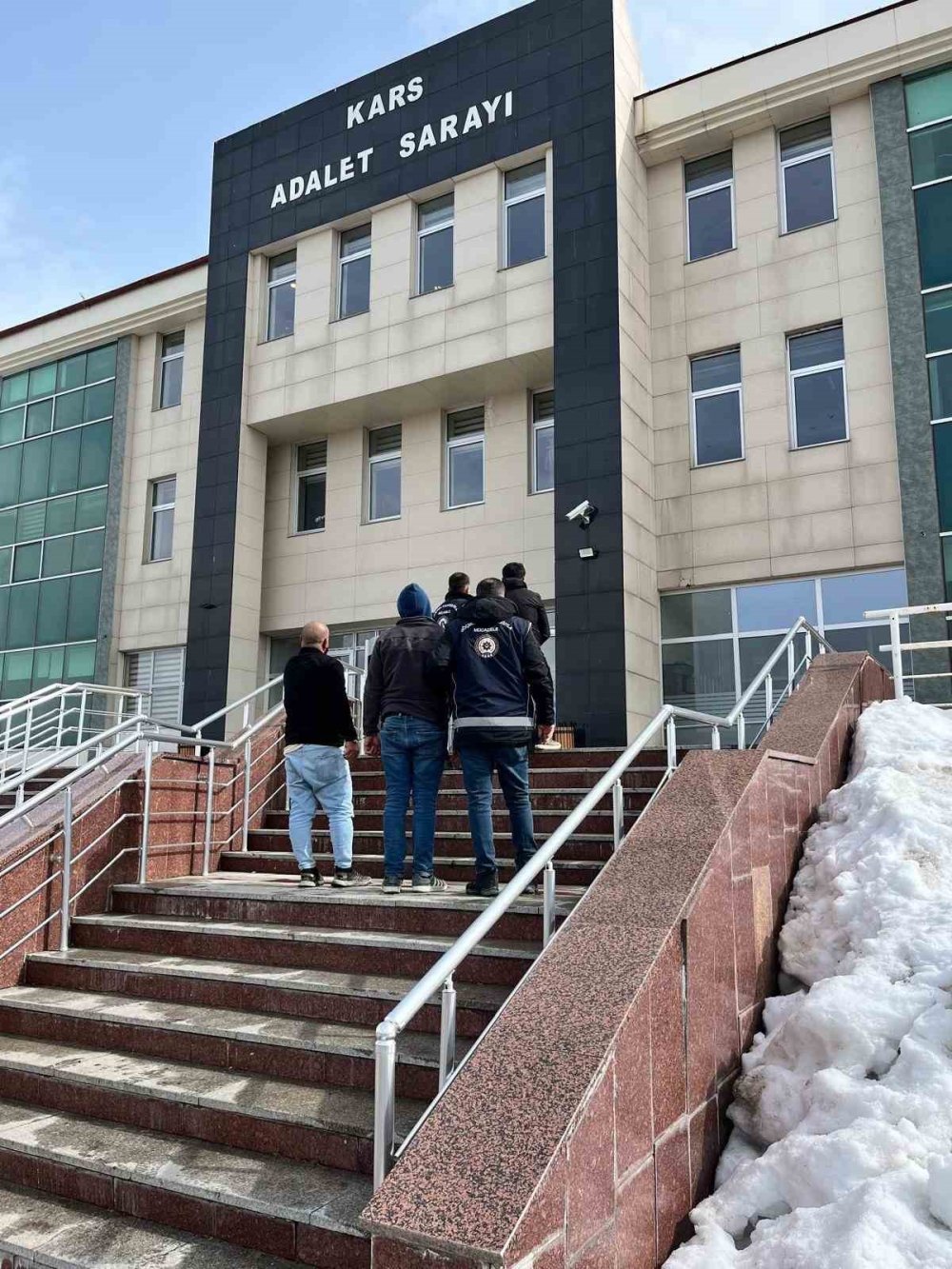 Göçmen Kaçakçılığına Operasyon.. 23 Göçmen ve 3 Organizatör Yakalandı!