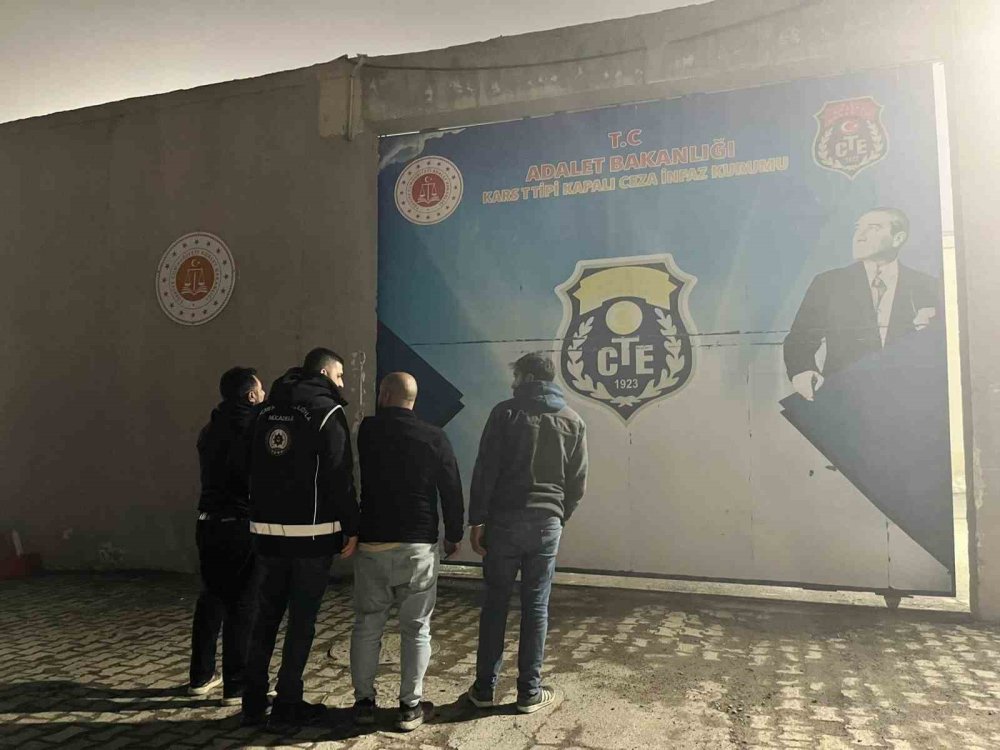 Göçmen Kaçakçılığına Operasyon.. 23 Göçmen ve 3 Organizatör Yakalandı!