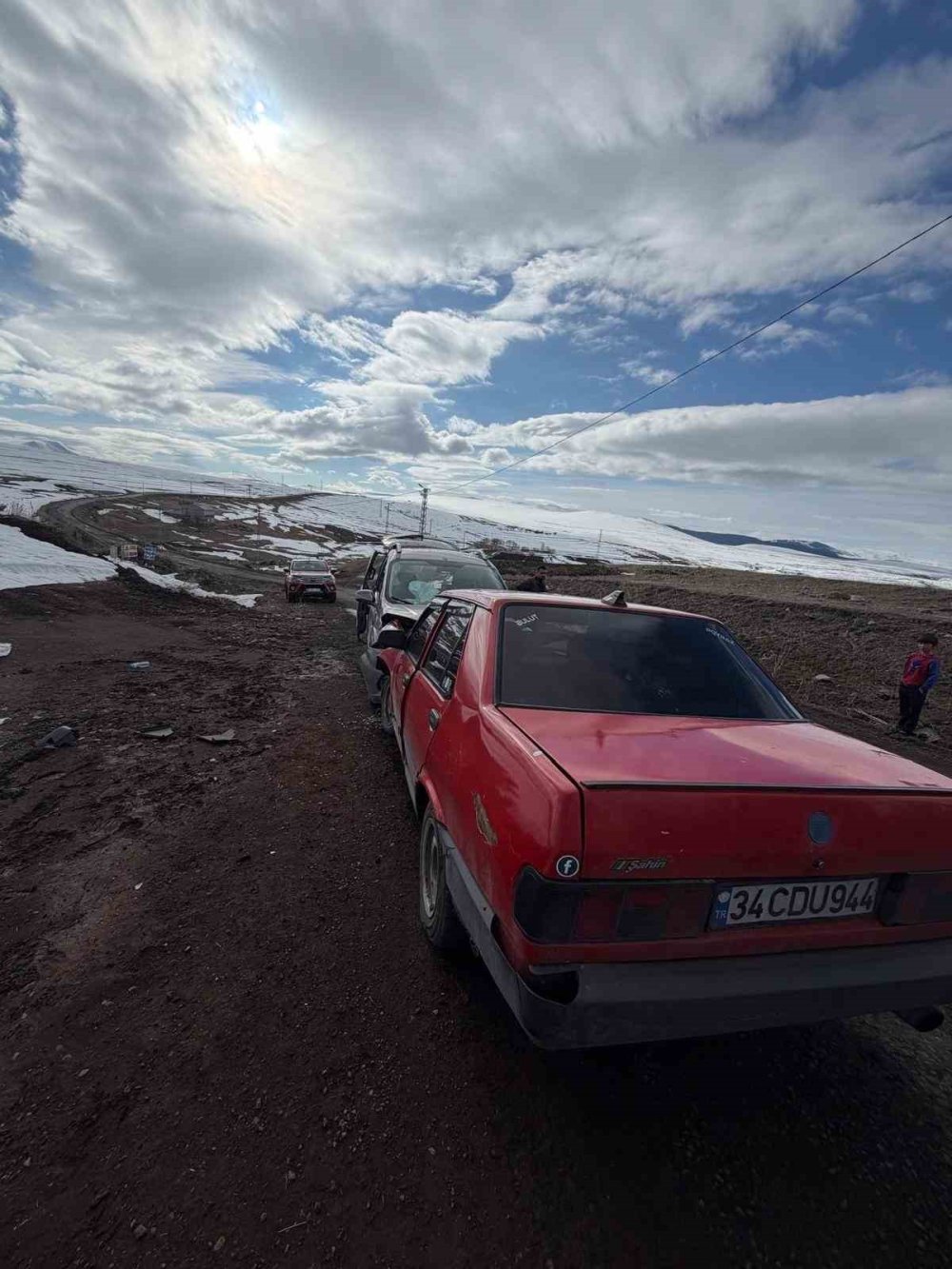 Hanak’ta Trafik Kazası.. Yaralılar Ambulansla Hastaneye Sevk Edildi!