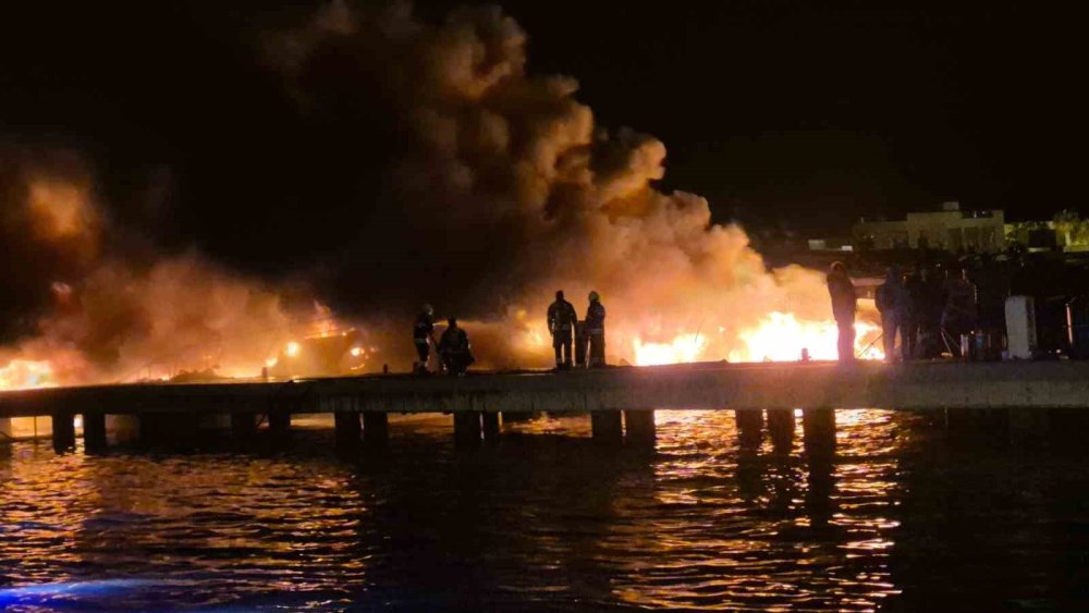 Muğla'nın Bodrum İlçesinde Marinada Yangın.. 5 Tekne Alevlere Teslim!
