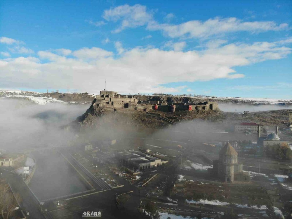 Sis Bulutları Kars Kalesi’ni Gizledi.. Drone Görüntüleri Büyüledi!