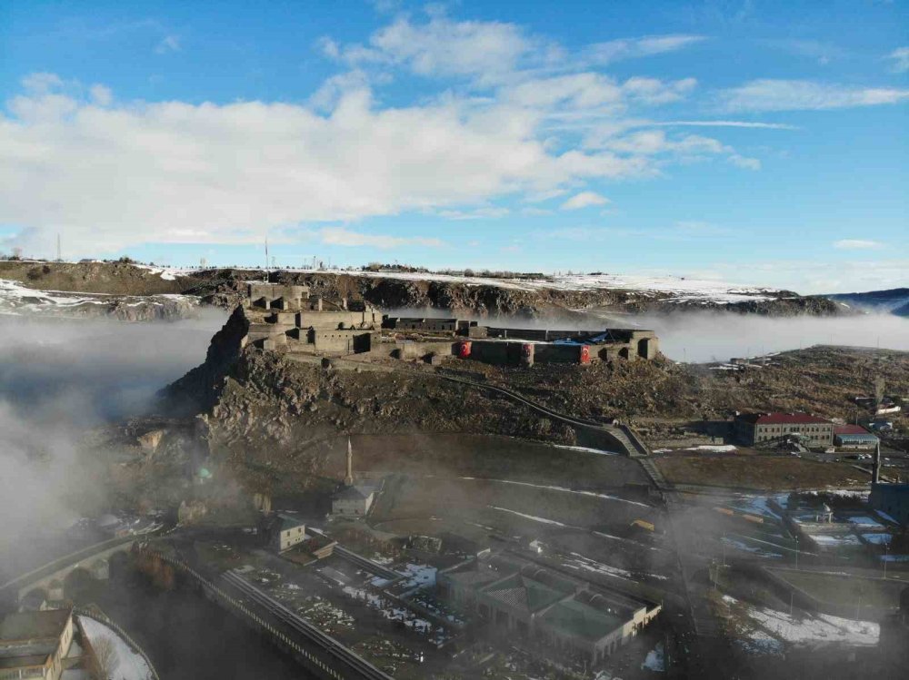 Sis Bulutları Kars Kalesi’ni Gizledi.. Drone Görüntüleri Büyüledi!