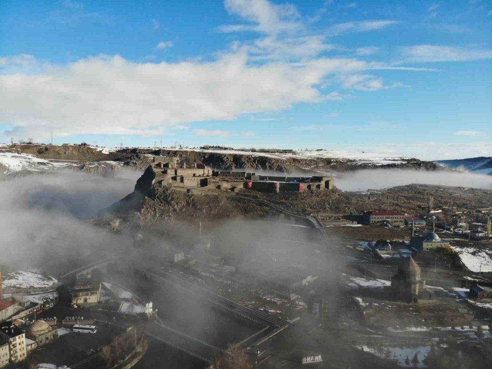 Sis Bulutları Kars Kalesi’ni Gizledi.. Drone Görüntüleri Büyüledi!