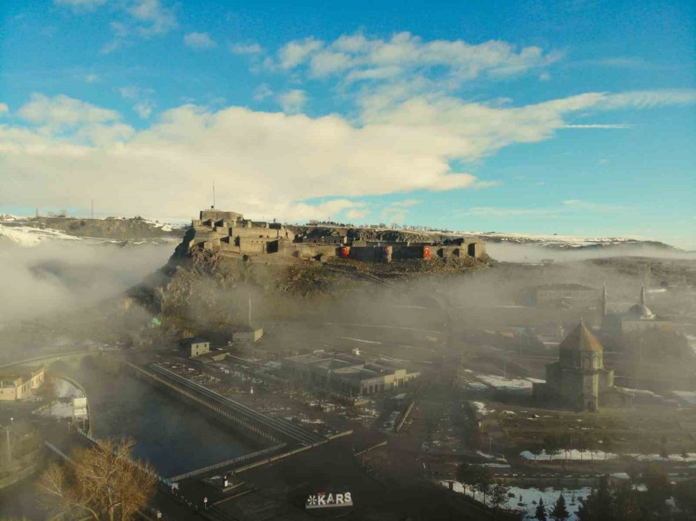 Sis Bulutları Kars Kalesi’ni Gizledi.. Drone Görüntüleri Büyüledi!