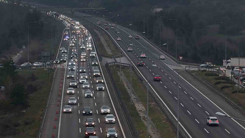Bolu’da Tatilcilerin Dönüş Yoğunluğu: Kilometrelerce Araç Kuyruğu Oluştu