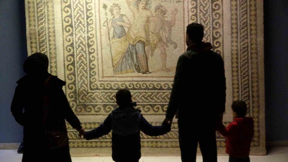 Çingene Kızı’na Büyük İlgi.. Zeugma Müzesi’nde Bayram Yoğunluğu!