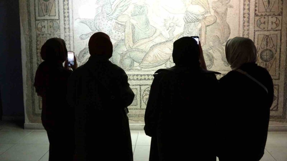 Çingene Kızı’na Büyük İlgi.. Zeugma Müzesi’nde Bayram Yoğunluğu!