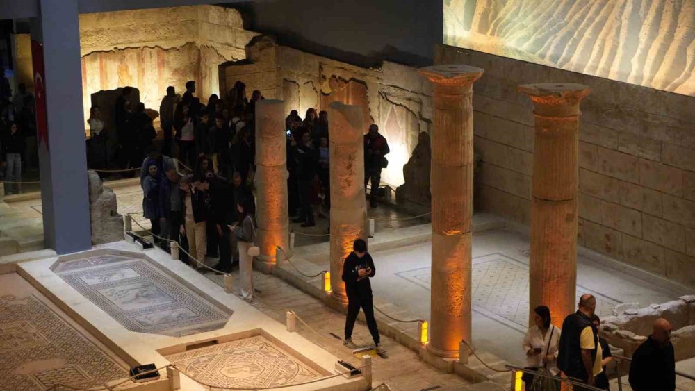 Çingene Kızı’na Büyük İlgi.. Zeugma Müzesi’nde Bayram Yoğunluğu!