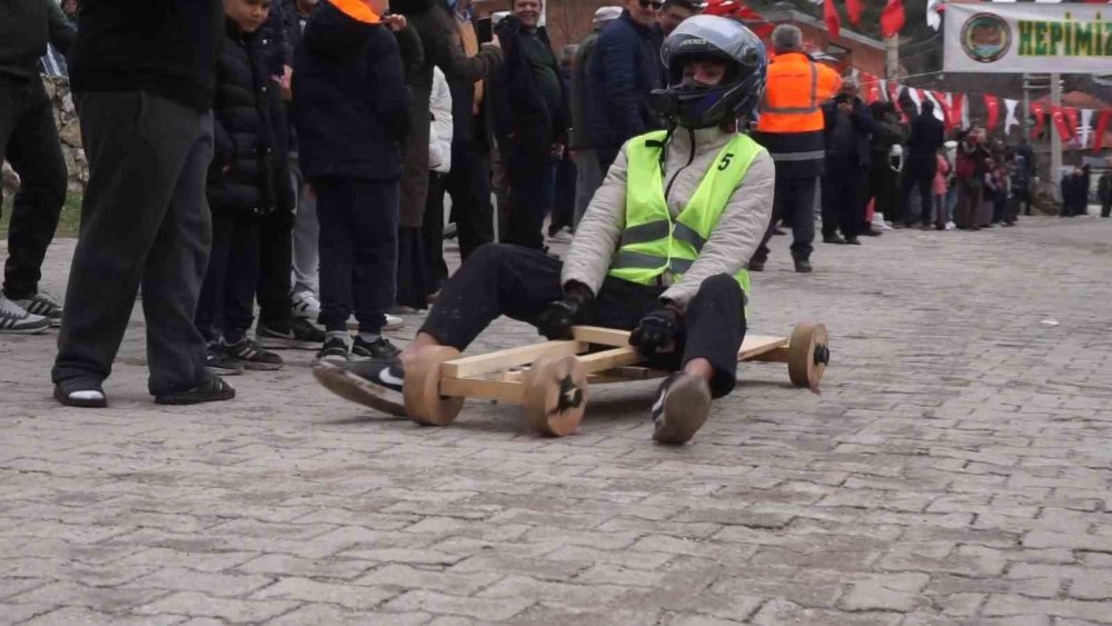 Fren Yok, Heyecan Çok, Geleneksel Tahta Araba Yarışı Bu Yılda Nefesleri Kesti