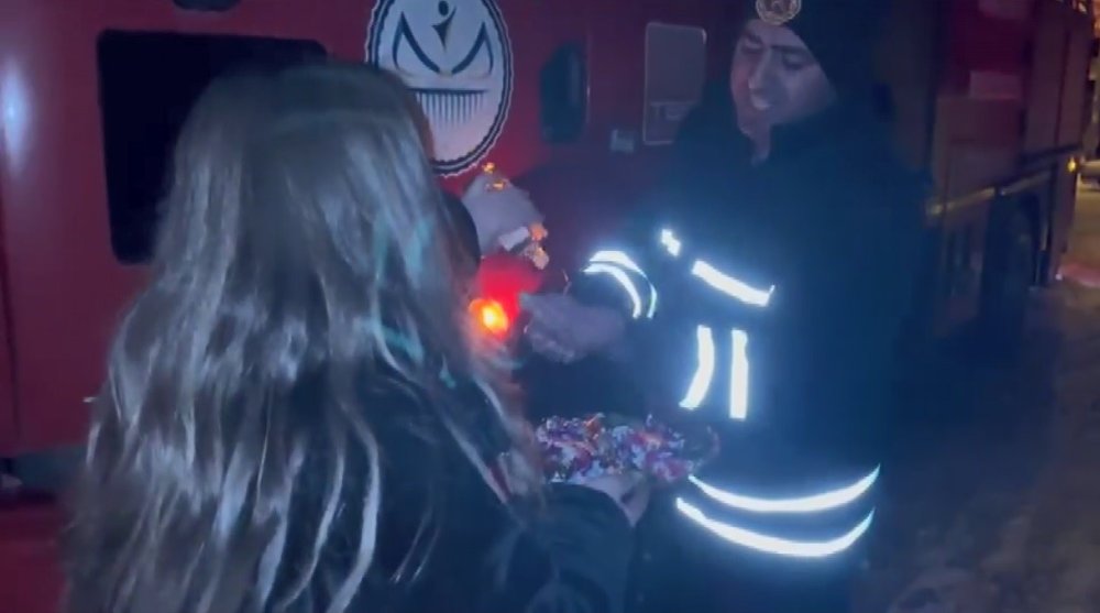 Kars’ta İlginç Olay: Anahtar Kapının Üzerinde Unutuldu, İ̇tfaiye Camdan Girip Kapıyı Açtı