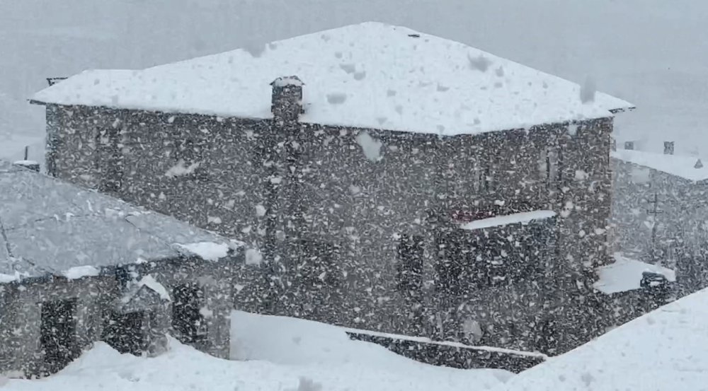 Nisan Kapıda, Kış Geri Döndü.. Yüksekova Beyaza Büründü!