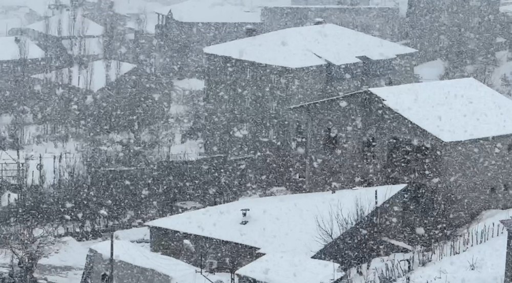 Nisan Kapıda, Kış Geri Döndü.. Yüksekova Beyaza Büründü!