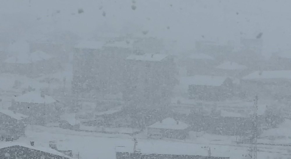 Nisan Kapıda, Kış Geri Döndü.. Yüksekova Beyaza Büründü!