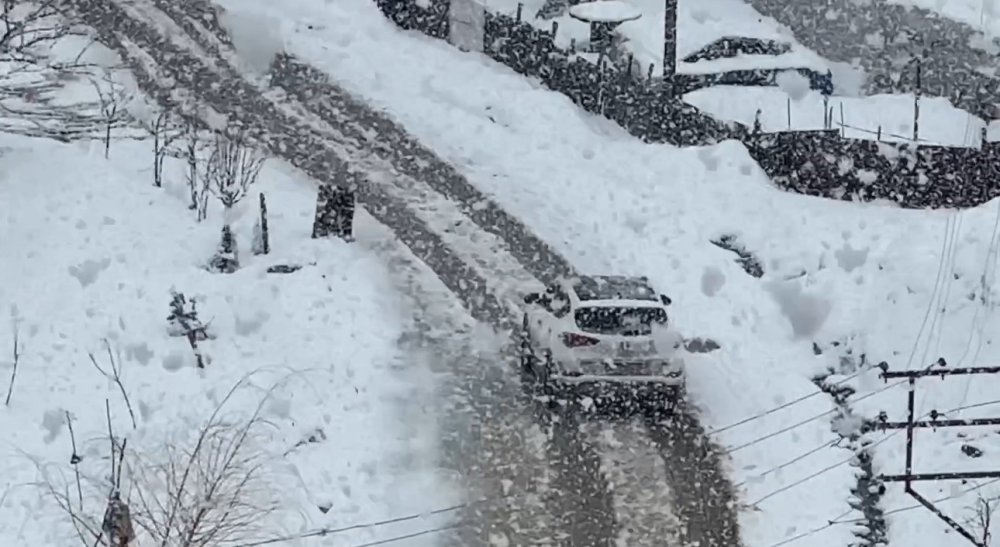 Nisan Kapıda, Kış Geri Döndü.. Yüksekova Beyaza Büründü!