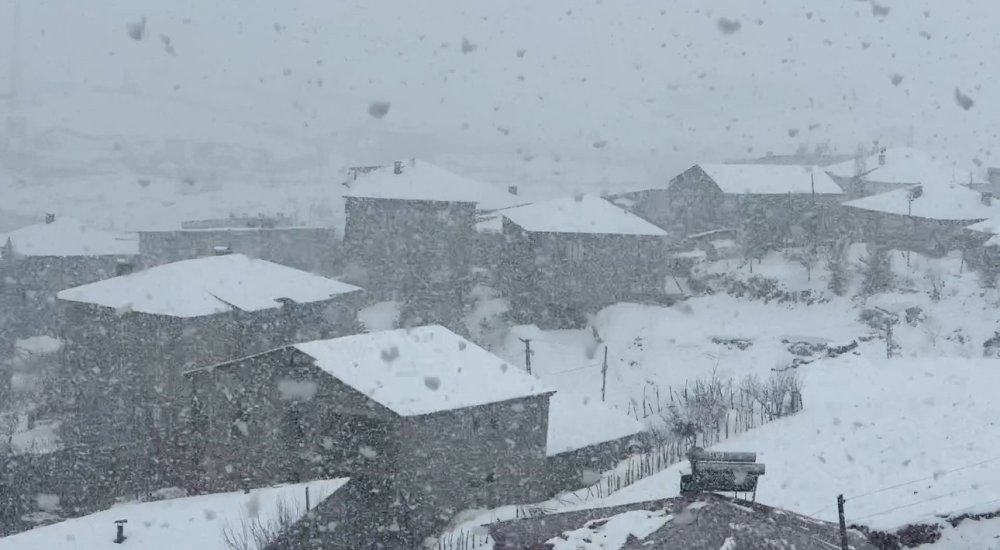 Nisan Kapıda, Kış Geri Döndü.. Yüksekova Beyaza Büründü!