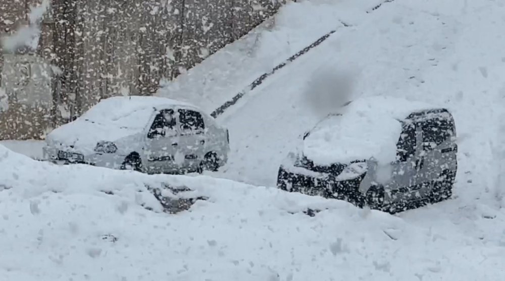 Nisan Kapıda, Kış Geri Döndü.. Yüksekova Beyaza Büründü!