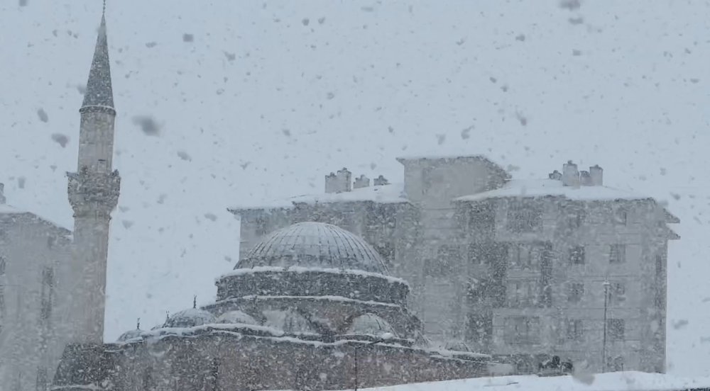 Nisan Kapıda, Kış Geri Döndü.. Yüksekova Beyaza Büründü!