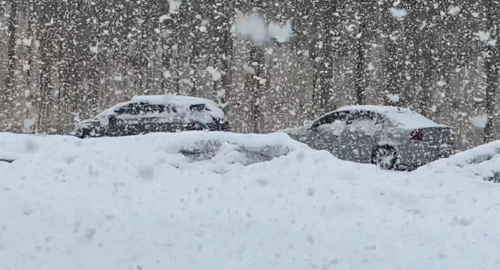 Nisan Kapıda, Kış Geri Döndü.. Yüksekova Beyaza Büründü!