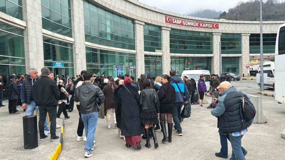 Tatil Başladı, Sınır Doldu.. Sarp’ta Geçiş Rekorları Dikkat Çekiyor!