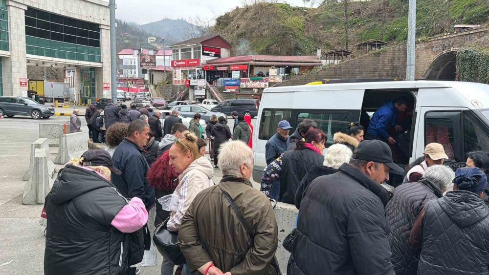 Tatil Başladı, Sınır Doldu.. Sarp’ta Geçiş Rekorları Dikkat Çekiyor!