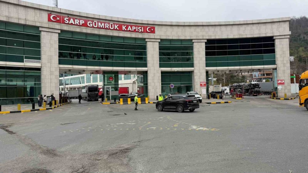 Tatil Başladı, Sınır Doldu.. Sarp’ta Geçiş Rekorları Dikkat Çekiyor!